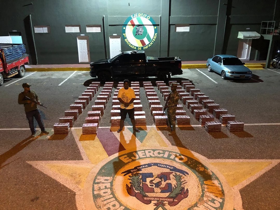 Ejército ocupa contrabando de 420 mil cigarrillos ocultos en una camioneta