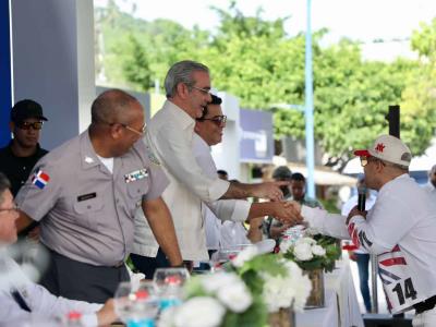 El Blachy cantó “Color de rosa” al presidente Luis Abinader