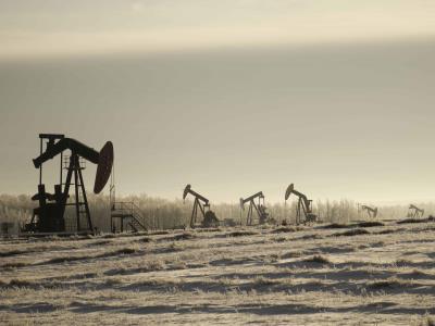 El Brent modera su subida del precio de petróleo a un 1 %
