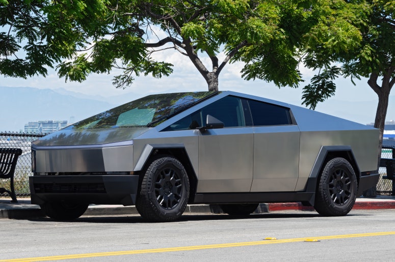Una Tesla Cybertruck estacionada en una calle de Los Ángeles, California, el 23 de junio de 2024.