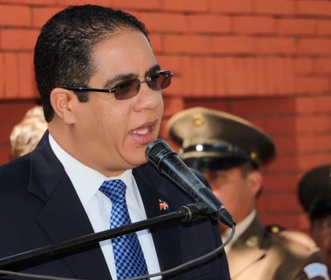 Elic Fernández renuncia al PLD tras más de tres décadas de militancia