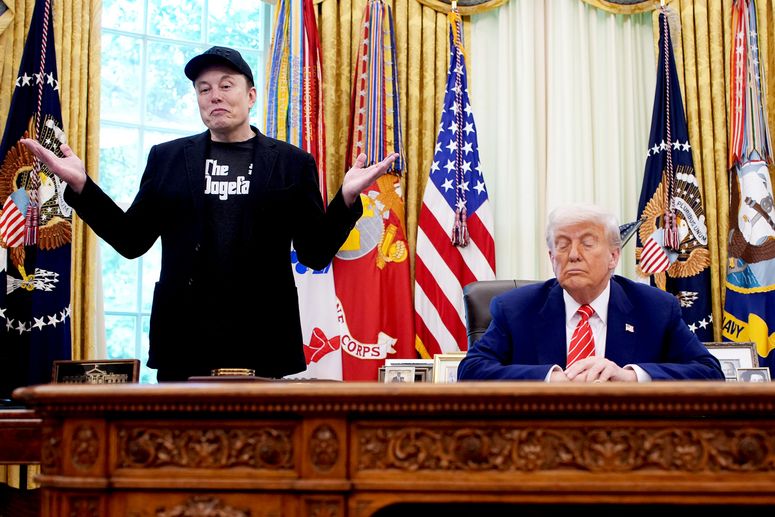 El CEO de Tesla, Elon Musk, habla junto al presidente de Estados Unidos, Donald Trump, en el Despacho Oval de la Casa Blanca el 30 de mayo de 2025.