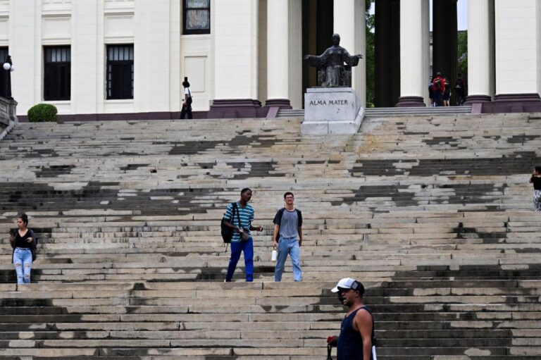 Estudiantes universitarios de Cuba comenzaron un paro en rechazo al aumento de las tarifas de Internet