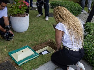 Familia de Luis Terror Días entierra cenizas a casi 16 años después