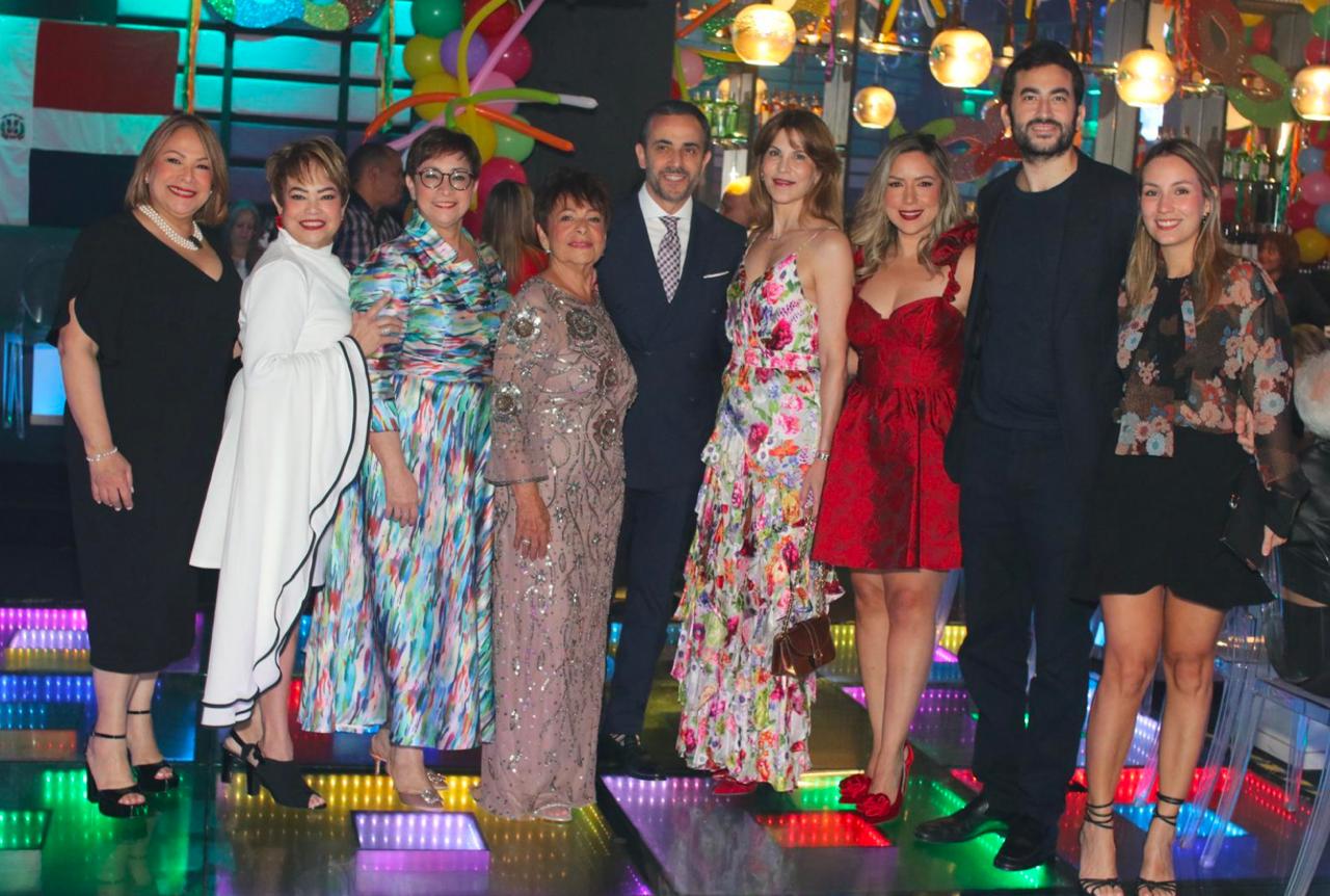 Familia Espaillat presenta foto familiar como prueba de su desconocimiento del riesgo estructural en el Jet Set