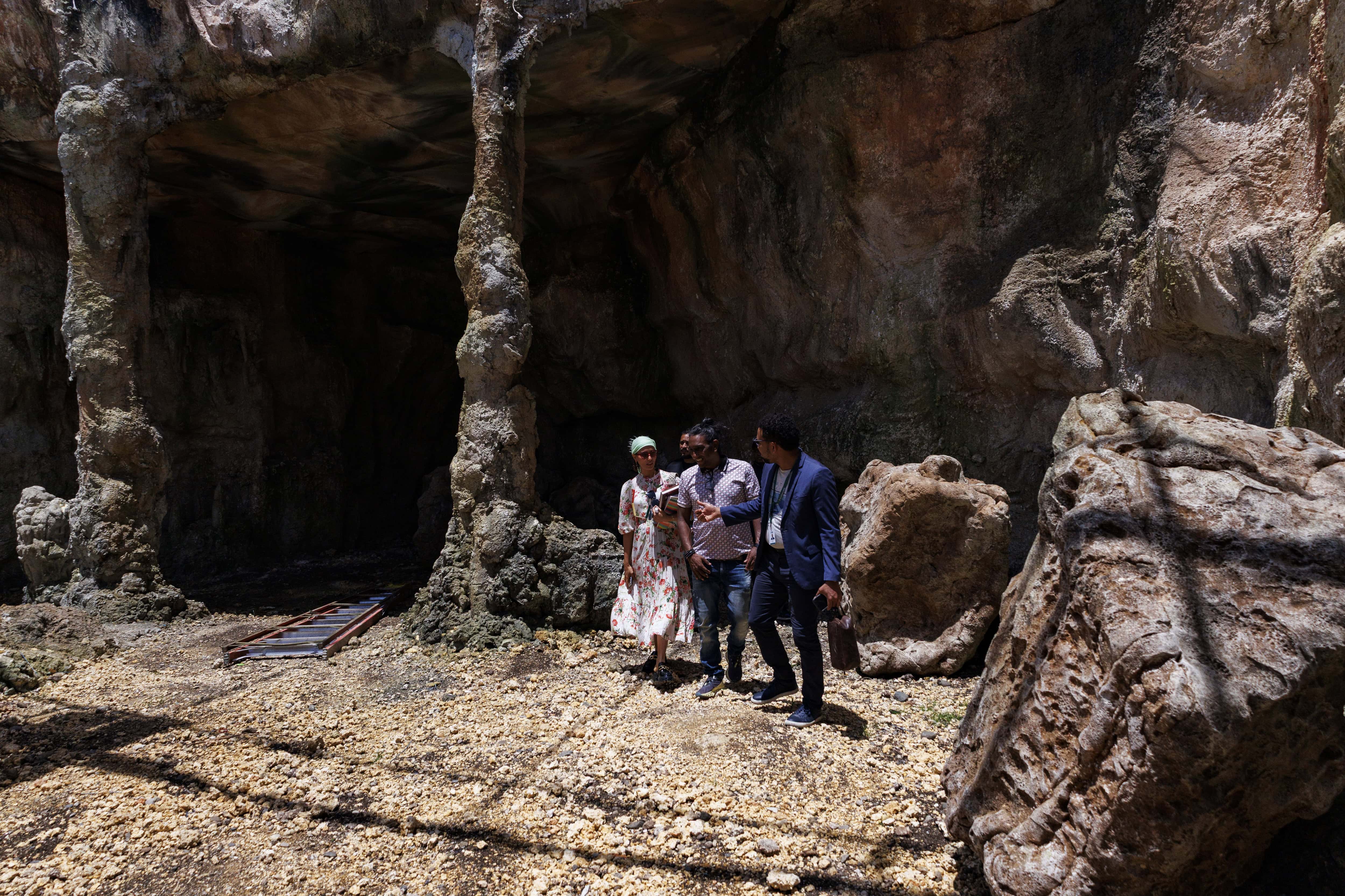 Periodistas de Diario Libre durante el encuentro con el equipo de Aldea Estudio, donde recorrió las instalaciones de la cueva.