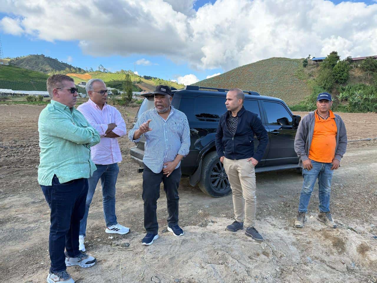 Una comisión de ingenieros del partido Fuerza del Pueblo (FP) visitó el río Tireo. 
