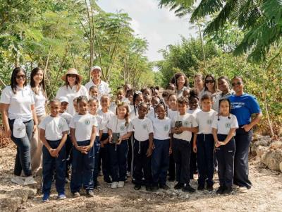 Fundación Paseo del Sendero y Hope Academy siembran árboles