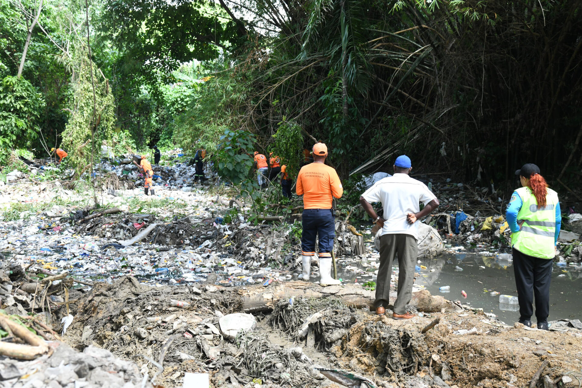 Hallan cuerpo de niña arrastrada por cañada en Santo Domingo Norte