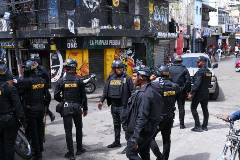 Intervención policial: Arrestos y puntos de droga desmantelados en la 42 de Capotillo