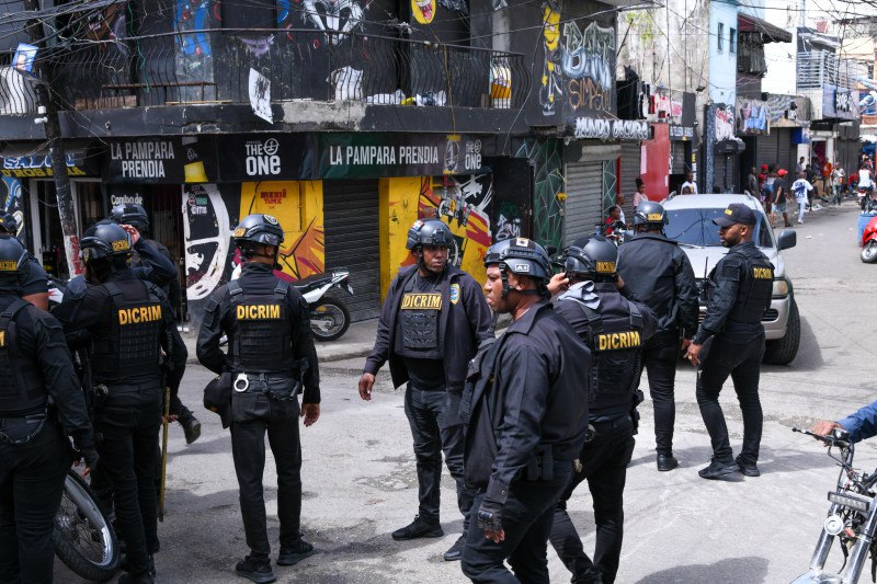 Intervención policial: Arrestos y puntos de droga desmantelados en la 42 de Capotillo