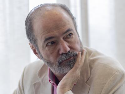 Juan Villoro: ritmo que abraza