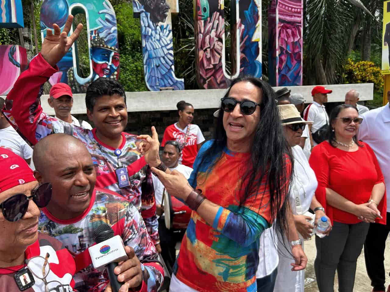 El floclorista Roldán Mármol junto a otros participantes de la cofradía.