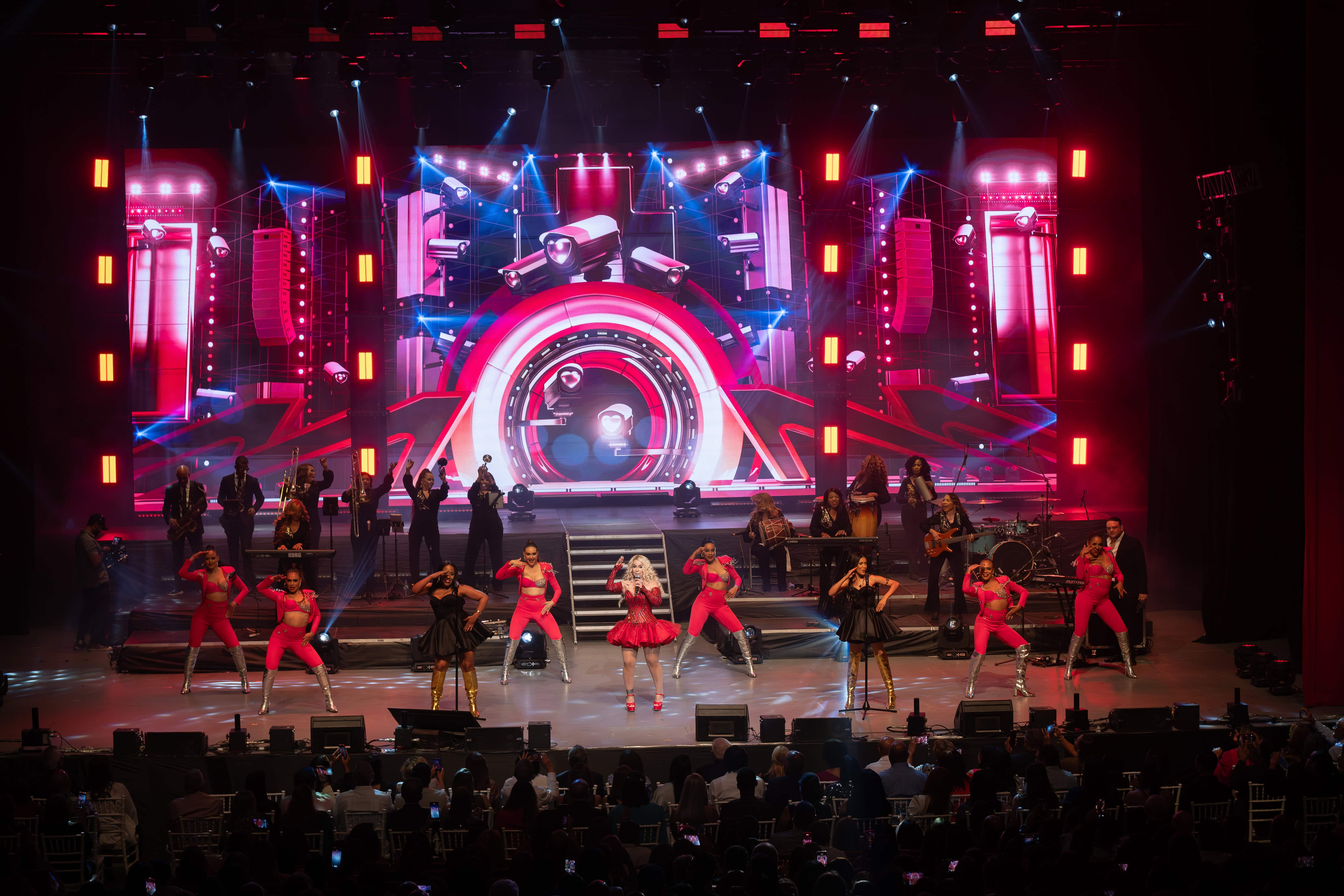 Cada interpretación fue recibida con entusiasmo, convirtiendo la sala principal del teatro en una auténtica pista de baile.