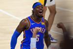 Luguentz Dort celebra título de la NBA con una bandera haitiana y otra de Canadá