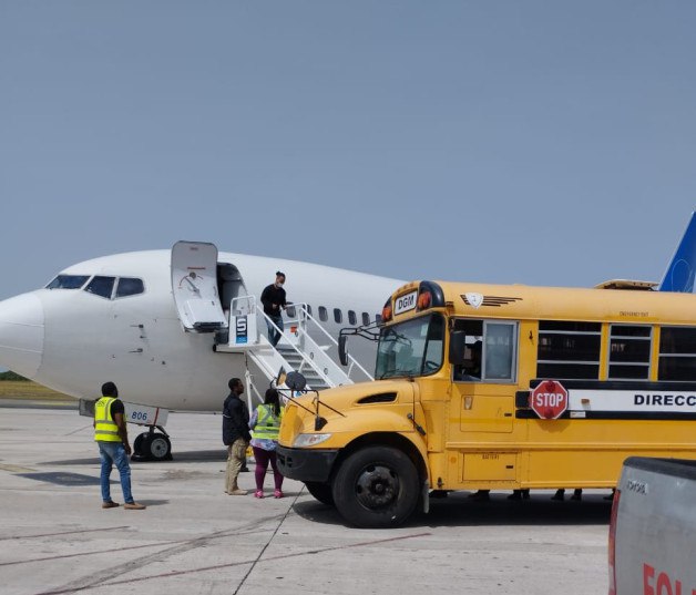 Llegan al país 88 dominicanos repatriados desde EE. UU. tras cumplir condenas por narcotráfico y otros delitos