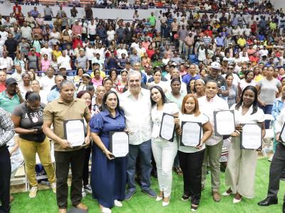 Luis Abinader entrega 1,600 títulos de propiedad en La Romana