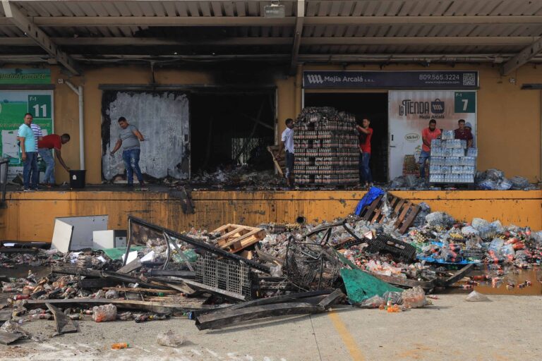 Merca Santo Domingo: Saqueadores aprovechan para robar mercancía tras el incendio