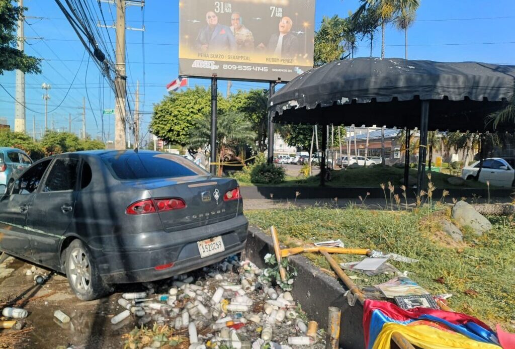 Mujer impacta altar en memoria de víctimas del Jet Set tras perder control de su vehículo