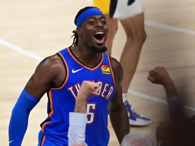 NBA: Luguentz Dort celebra con una bandera haitiana otra de Canadá