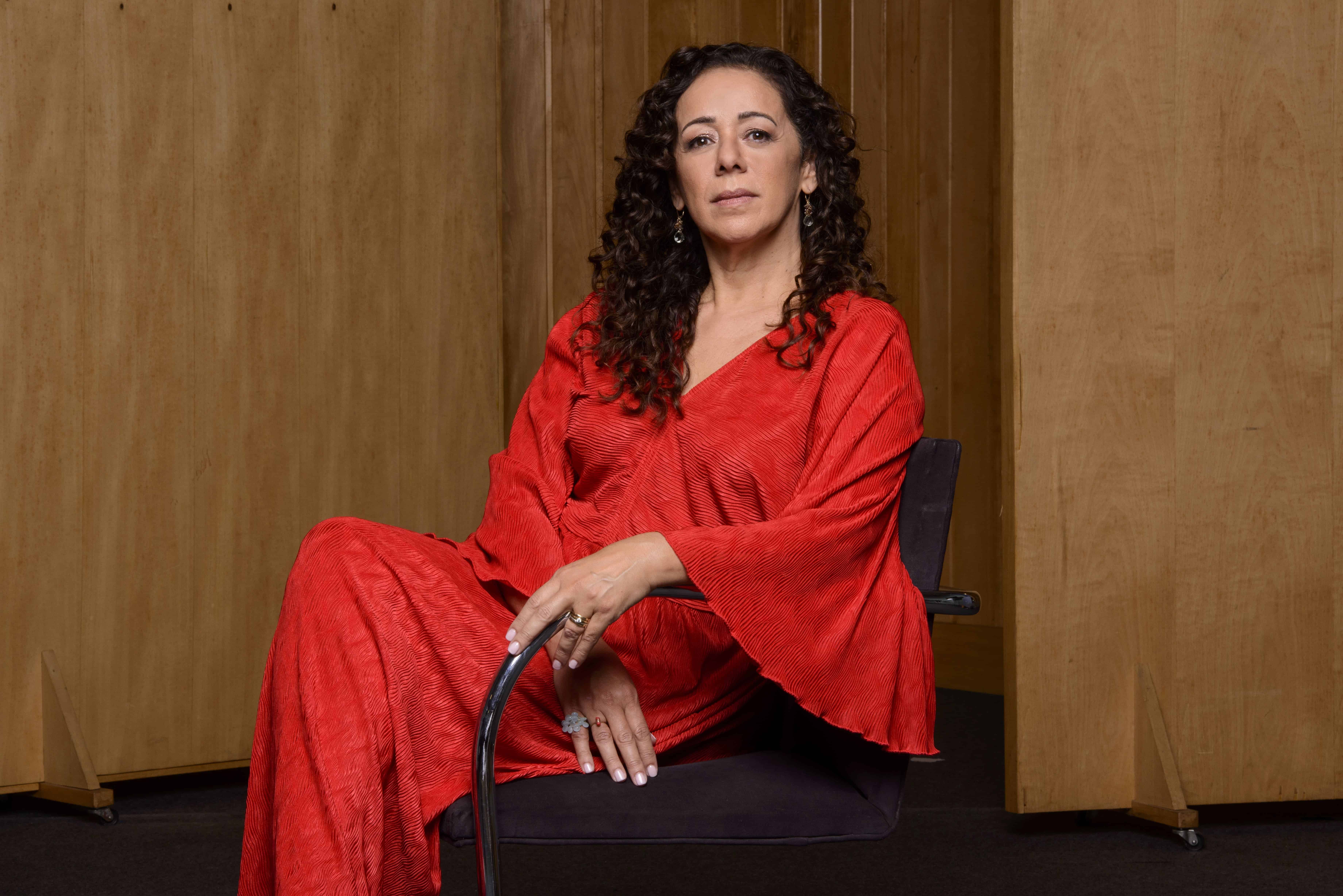 Incluye la participación especial de la reconocida vocalista brasileña Luciana Souza.