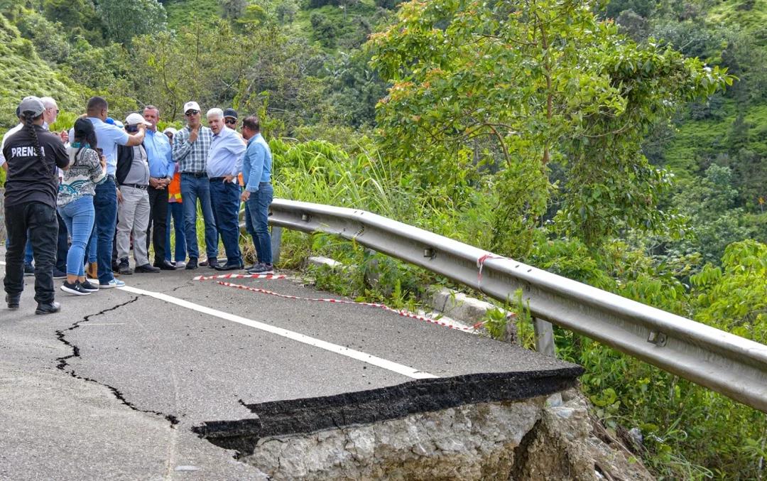 Obras públicas advierte a conductores por deslizamientos en carretera Casabito–Constanza