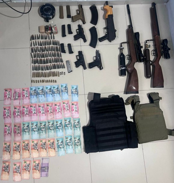 Policía ocupa arsenal de armas ilegales y arresta a tres personas en Dajabón