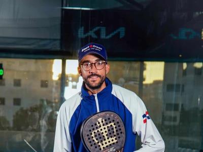 Rafael Pérez recibe certificaciones como coach de pádel
