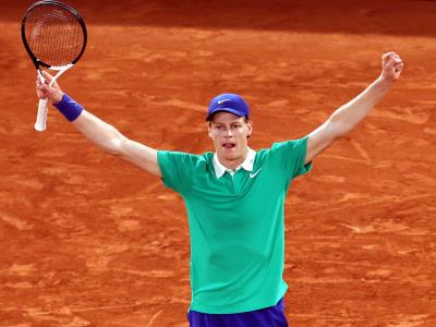 Tenis: Jannik Sinner supera a Novak Djokovic y pasa a la final