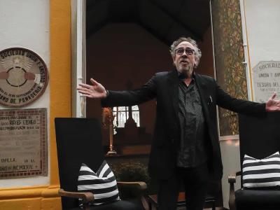 Tim Burton emerge del panteón más grande de México con clase magistral
