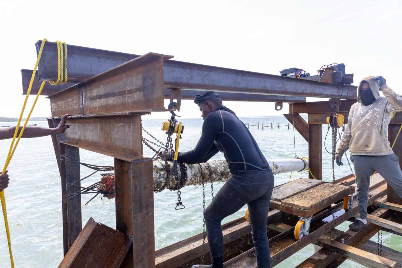 Los trabajadores extraen parte de lo que conformaba la estructura anterior.