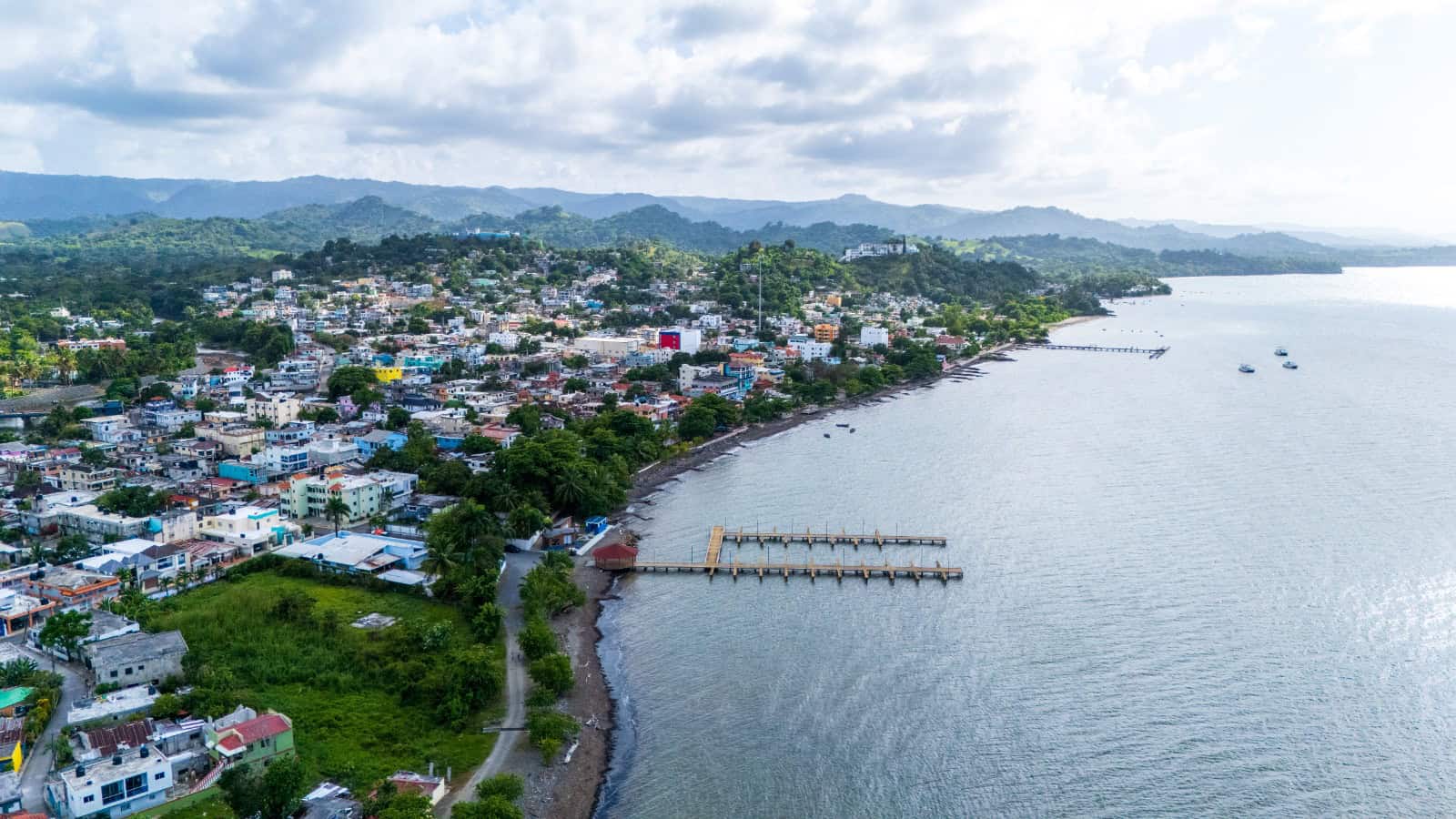 Vista aérea del muelle pesquero La Yeguada en el que se aprecia, a lo lejos, el muelle turístico aún bajo reparaciones.