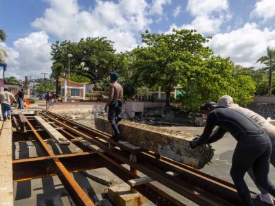 Trabajan en el muelle de Miches que colapsó con el huracán Fiona