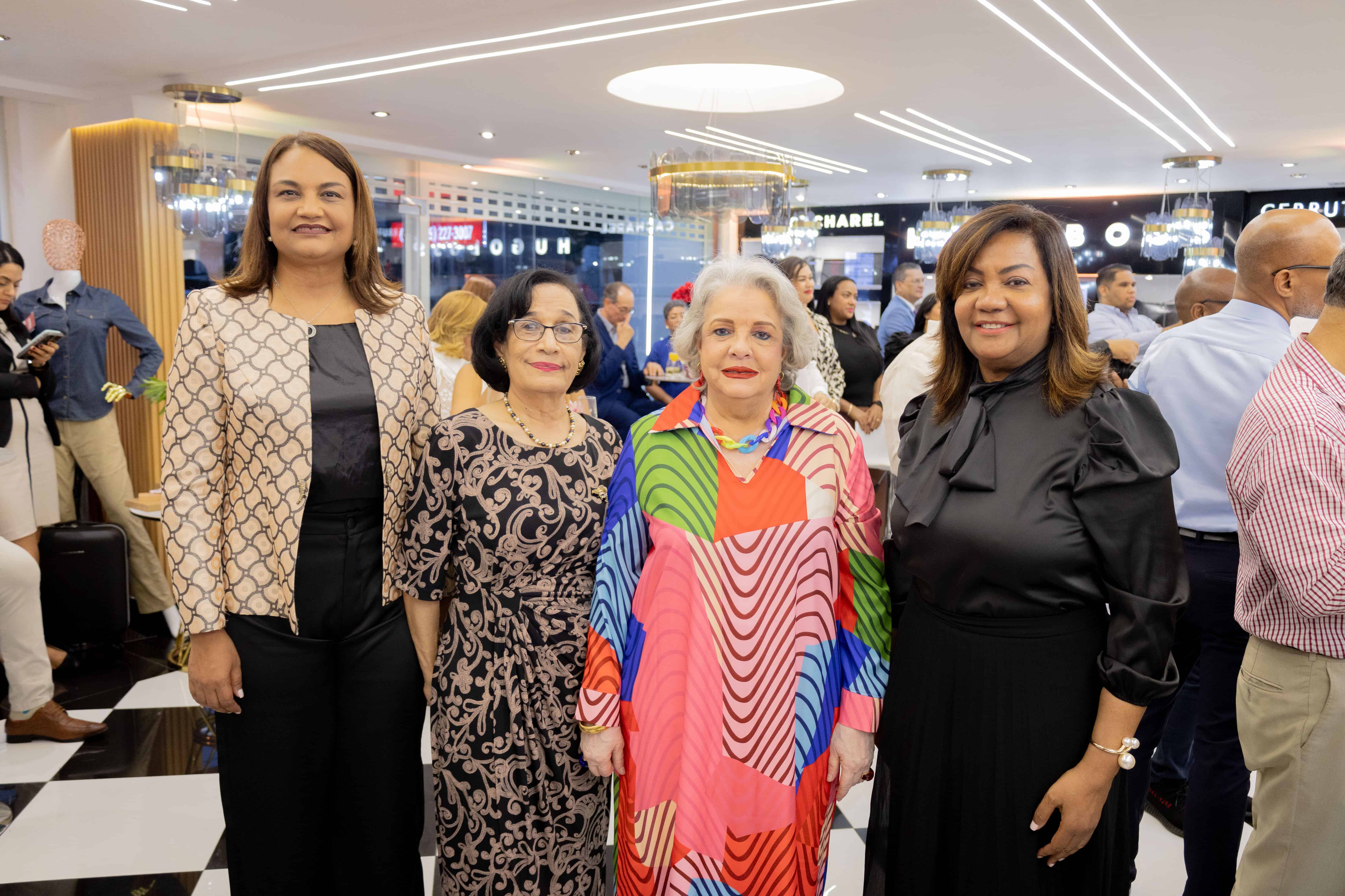 Rossy Escoto, Rosa Dinorah Acosta, Nieve Colombani y Amarilys Durán Salas. 