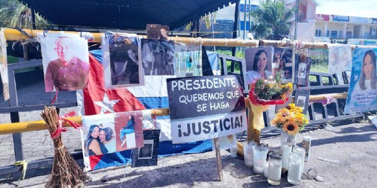 A tres meses de la tragedia del Jet Set, continúan llevando rosas a la zona cero