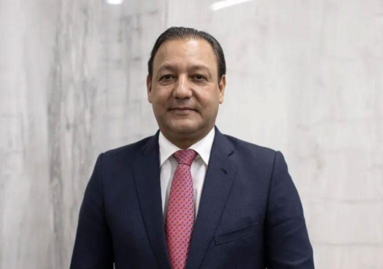 Abel Martínez cuestiona designaciones de exfuncionarios del PLD: «¿La democracia dio un giro… o estamos en un círculo?»