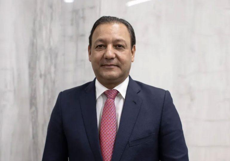 Abel Martínez cuestiona designaciones de exfuncionarios del PLD: «¿La democracia dio un giro… o estamos en un círculo?»