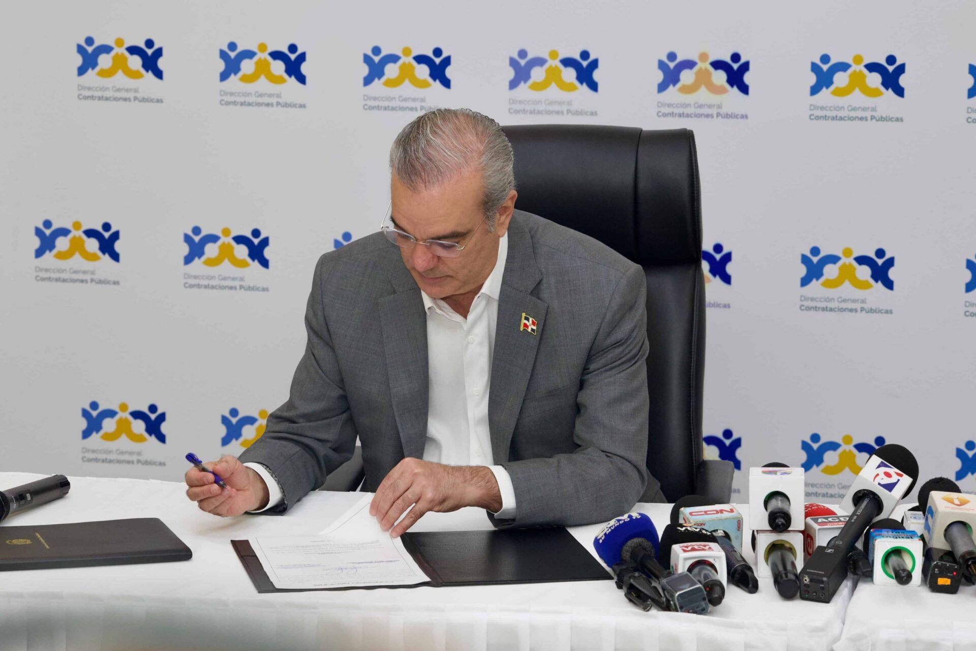 Abinader crea dos comisiones para fortalecer la integridad pública y la adhesión a la OCDE