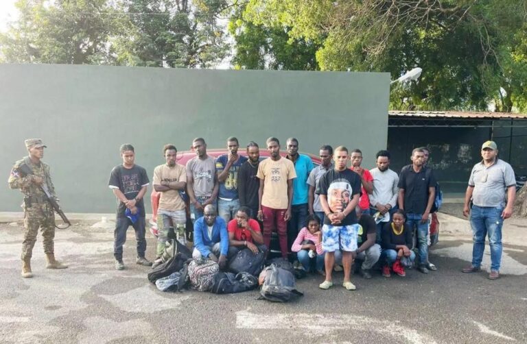 Apresan hombre transportaba 17 haitianos indocumentados