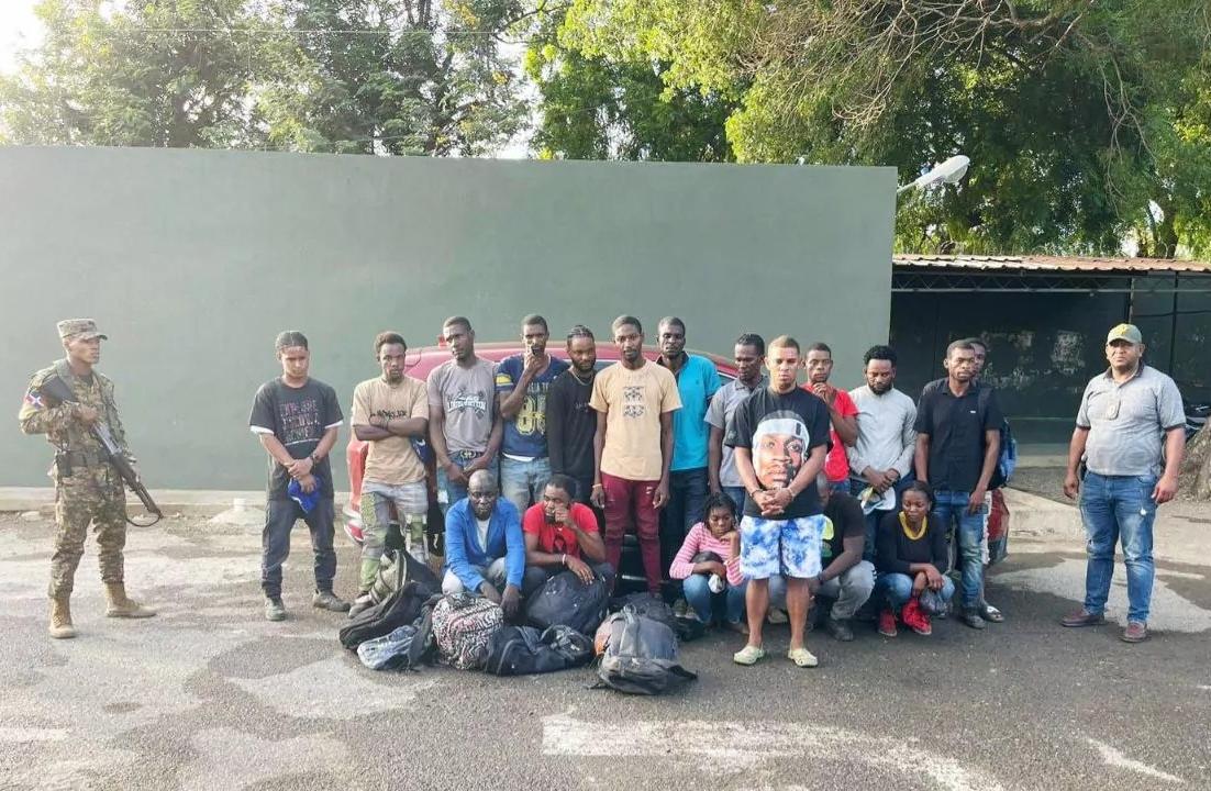 Apresan hombre transportaba 17 haitianos indocumentados