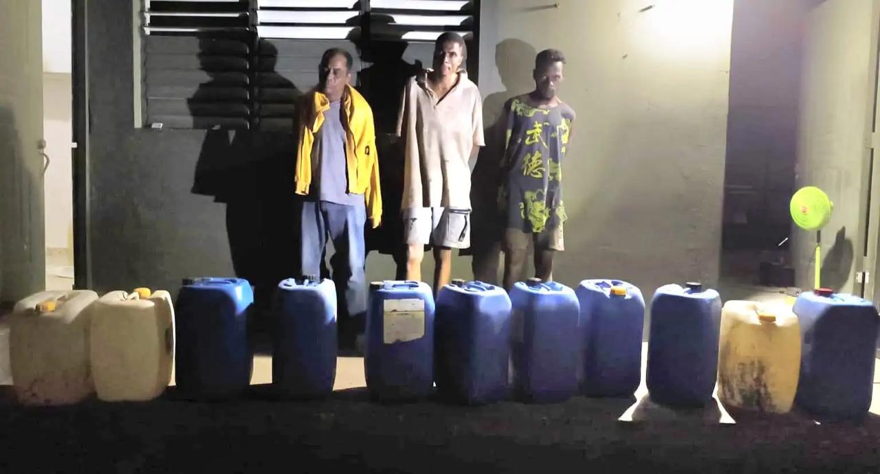 Autoridades apresan a dominicano y dos haitianos con 55 galones de clerén en Dajabón