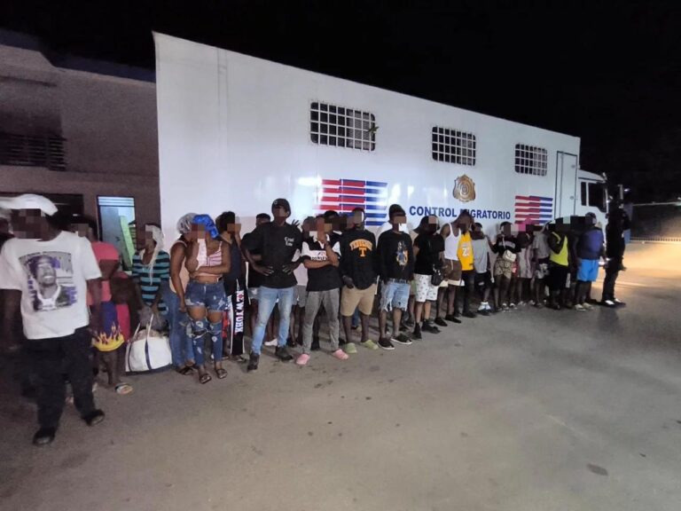 Autoridades detienen 68 haitianos indocumentados en Dajabón y cierran bares