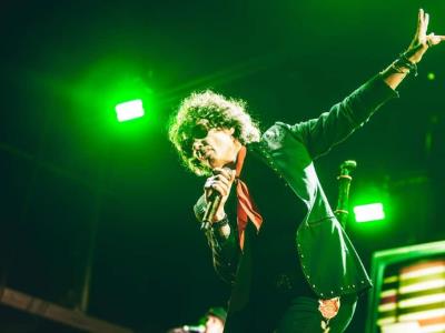 Bunbury explota en concierto por uso de celulares