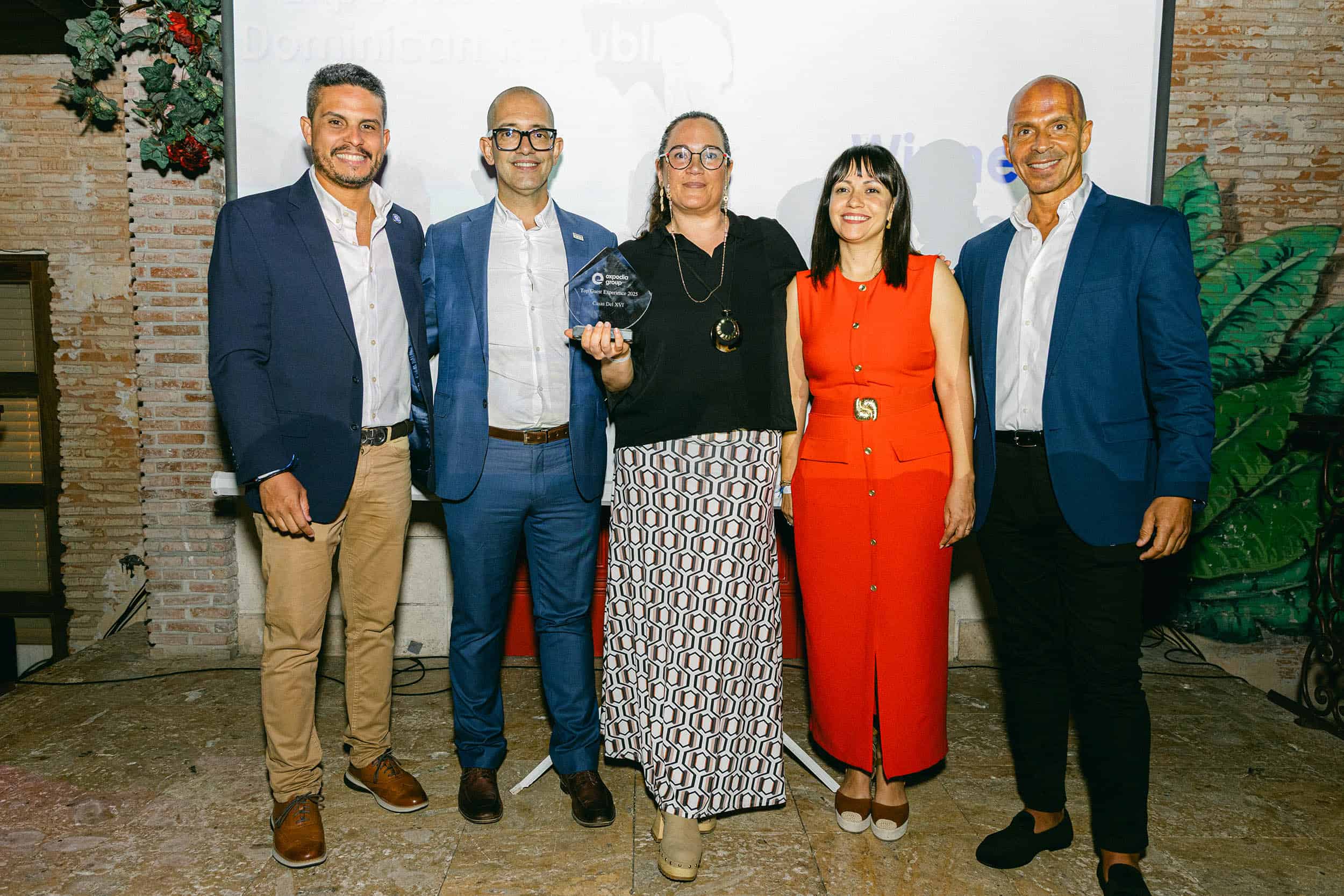 Ignacio Peñalver junto, Roxanna Segura, Gregoria Enke y otros ejecutivos de Caribe, Expedia Group.