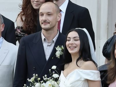 Charli XCX se casa en Londres con el baterista George Daniel