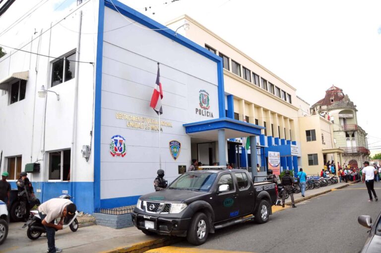 Cinco presos preventivos escapan del destacamento policial de Moca