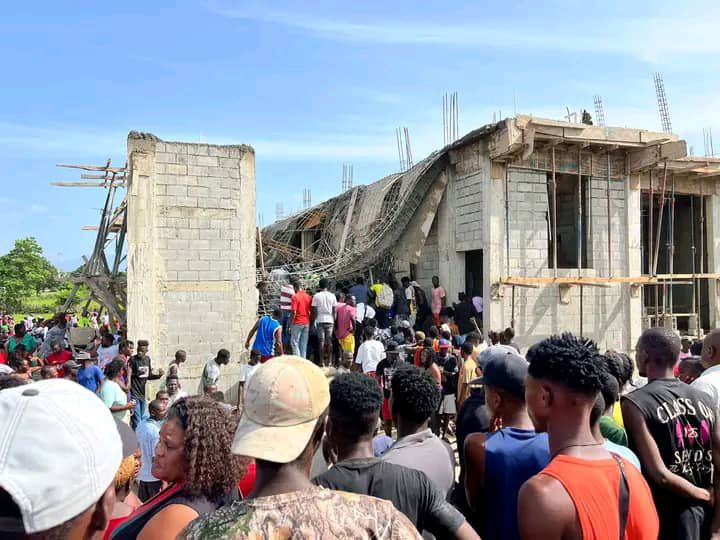 Colapso de estructura de concreto en Juana Méndez deja víctimas y heridos