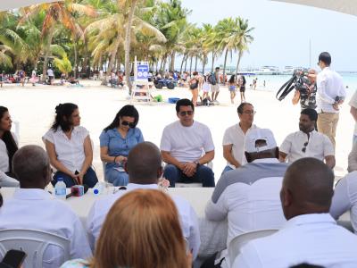 Collado promete remozar la playa de Boca Chica
