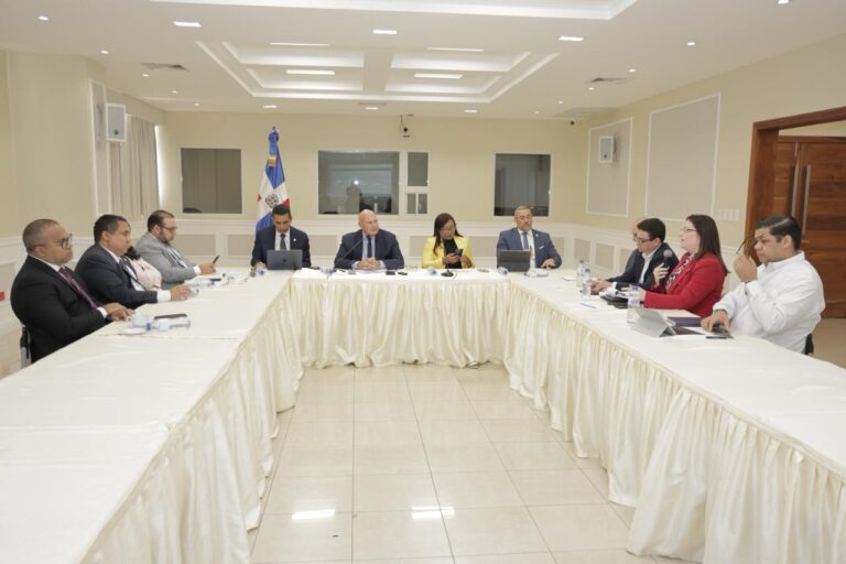 Comisión de Hacienda escucha opinión de instituciones en torno al proyecto de ley que regula los juegos de azar