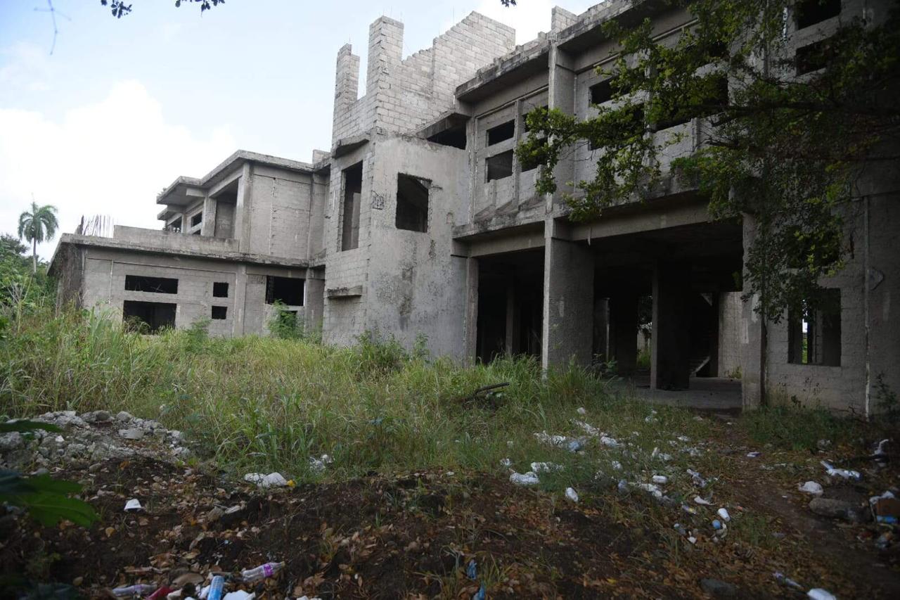 Comunitarios denuncian ocupación irregular de obra abandonada en Santiago